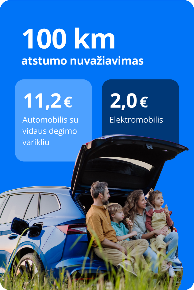 Šeima sėdi mėlyno elektromobilio bagažinėje