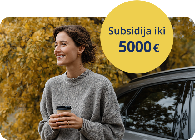 Besišypsanti moteris geria kavą prie elektromobilio