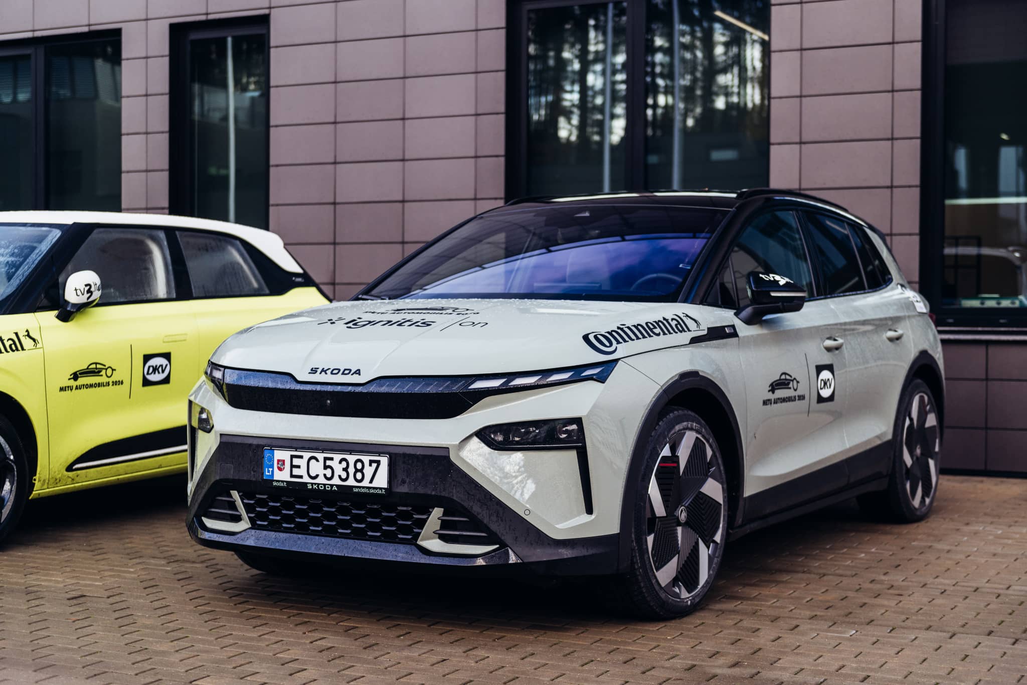 „Škoda Elroq“ stovi priparkuotas prie pastato