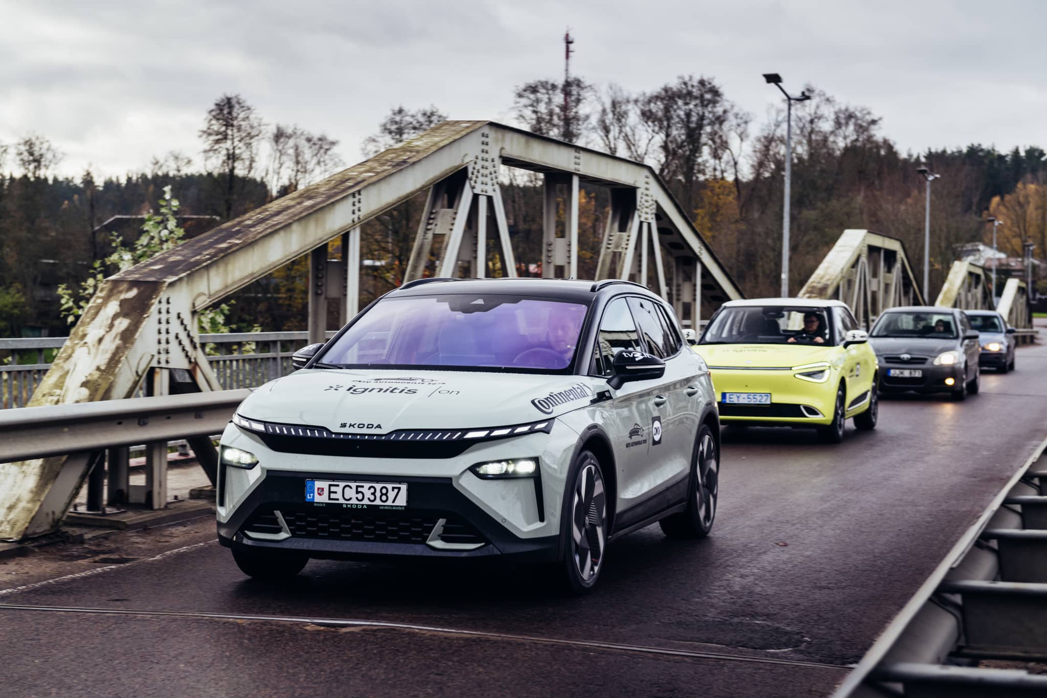 „Škoda Elroq“ važiuoja tiltu