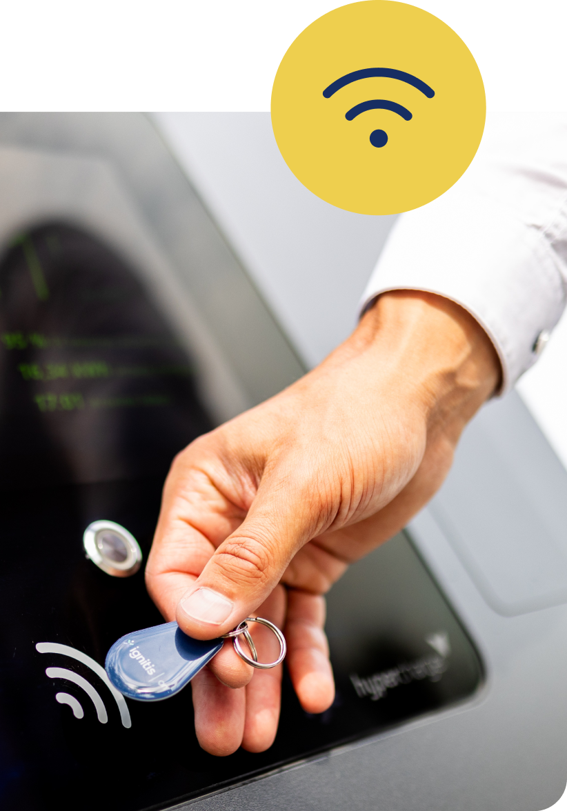 Klientas atsiskaito RFID raktu Ignitis ON įkrovimo stotelėje.