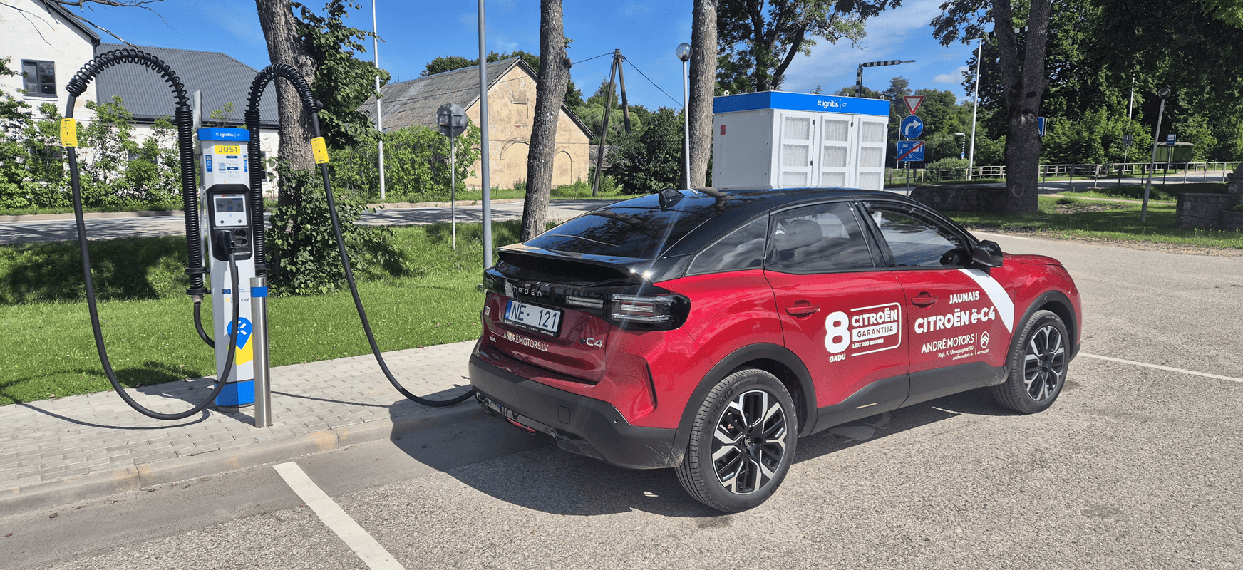 Citroën ë-C4 MAX elektromobilis įsikrauna Ignitis ON itin greito įkrovimo stotelėje.