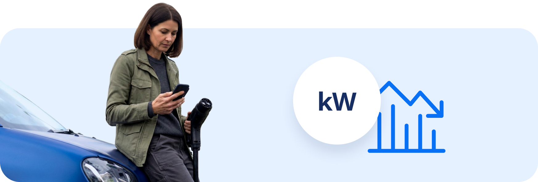 Moteris telefone žiūri, kaip kinta jos elektromobilio įkrovimo galia.