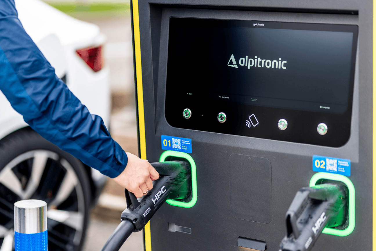 Atnaujintas Ignitis ON itin greito elektromobilių įkrovimo parkas prie Nordika prekybos centro, Vilniuje.