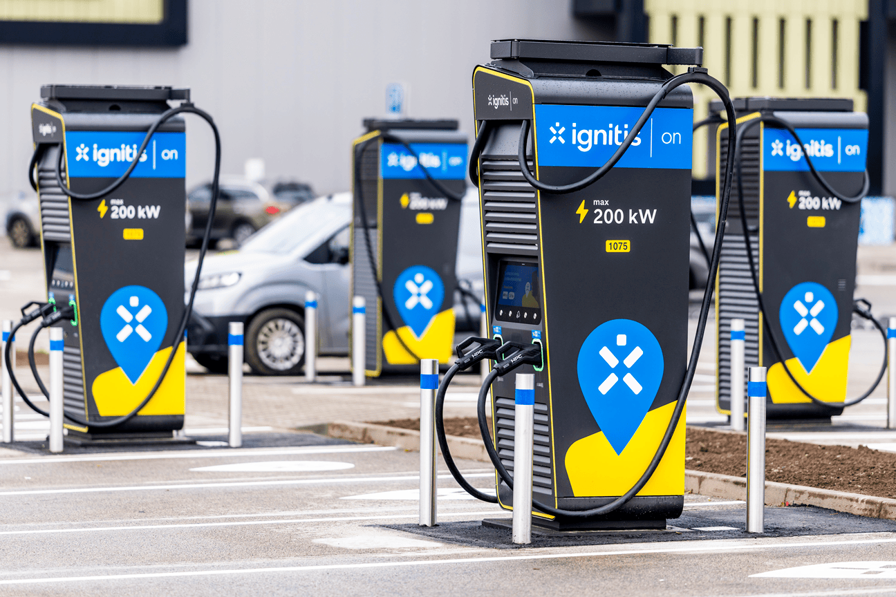 Atnaujintas Ignitis ON itin greito elektromobilių įkrovimo parkas prie Nordika prekybos centro, Vilniuje.