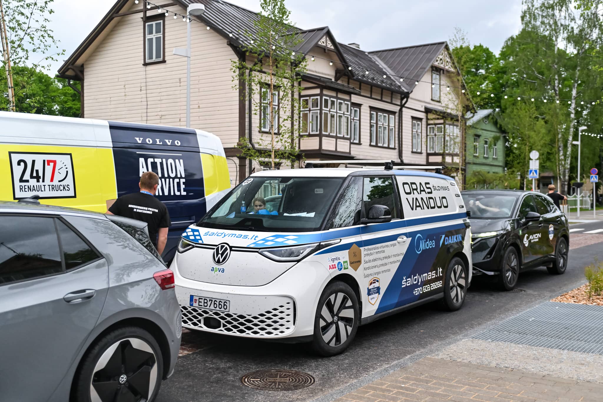 Volkswagen elektromobilis laukia starto Ignitis ON varžybose.