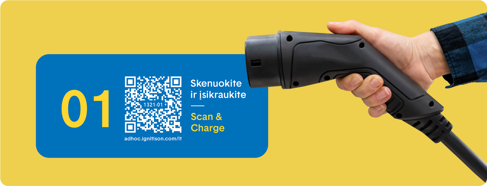 Ignitis ON įkrovimo stotelės QR kodas ir šalia įkrovimo jungtis, kurią laiko ranka.