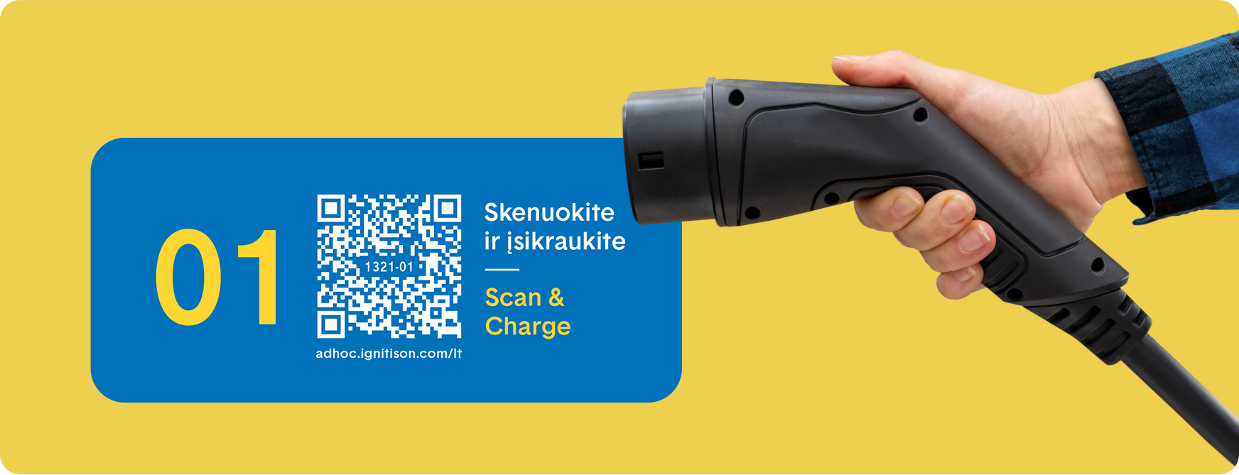 Ignitis ON įkrovimo stotelių QR kodo pavyzdys. Šalia įkrovimo jungtis, kurią laiko vyriška ranka.