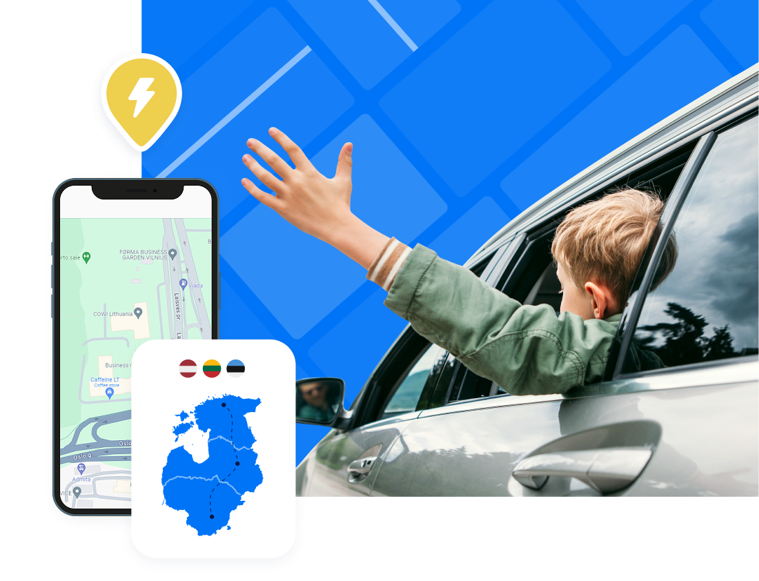 Vaikas, per elektromobilio langą iškišęs ranką, džiaugiasi kelione.