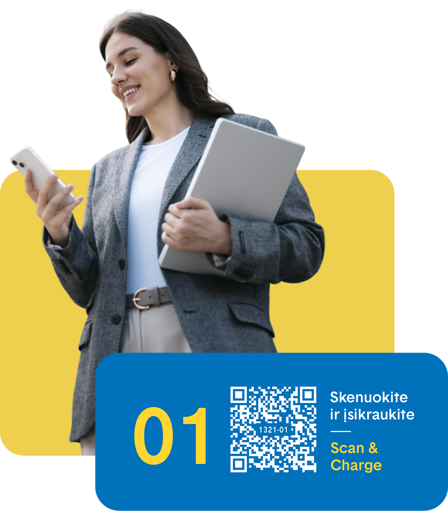 Besišypsanti moteris, laikanti nešiojamąjį kompiuterį ir žiūrinti į telefoną, pavaizduota šalia QR kodo, skirto nuskaityti ir įkrauti