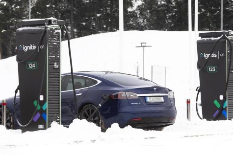 Tesla kraunama ION įkrovimo stotelėje