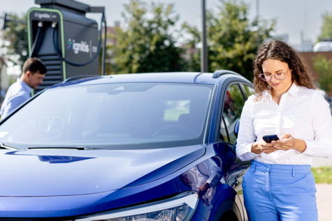 Moteris įsikrauna elektromobilį Ignitis ON stotelėje