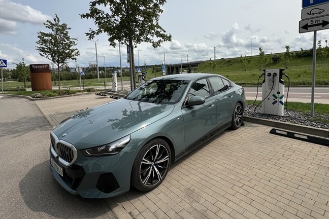 Elektromobilis BMW i5 eDrive40