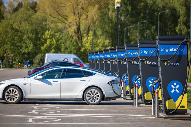 Baltas Tesla elektromobilis kraunamas Ignitis ON stotelėje