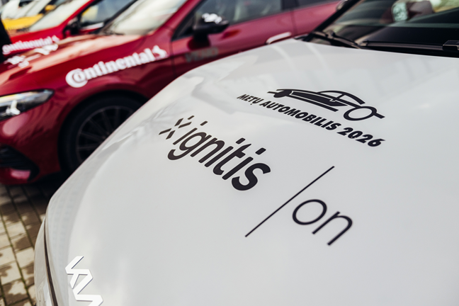 Ignitis ON ir Metų automobilis 2026 logotipai ant elektromobilio.
