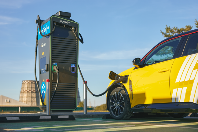 Geltonas elektromobilis įsikrauna Ignitis ON greito įkrovimo stotelėje.