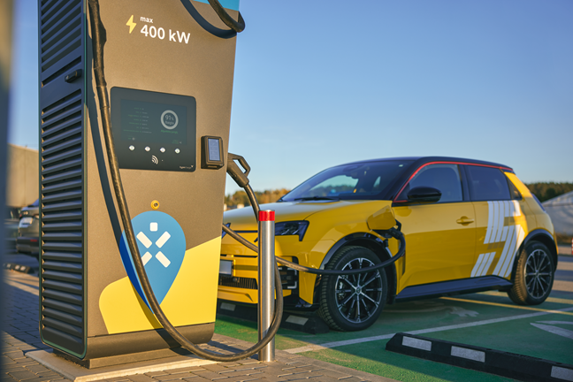 Geltonas elektromobilis įsikrauna Ignitis ON itin greito įkrovimo stotelėje.