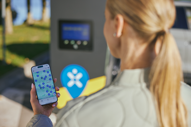 Moteris naudojasi Ignitis ON mobiliąja programėle.