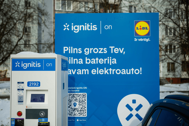 Ignitis ON elektromobilių įkrovimo stotelė prie Lidl parduotuvės Latvijoje.