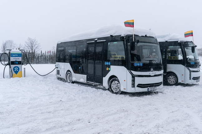 „Transrevis“ elektrinis autobusas įsikrauna „Ignitis ON“ elektromobilių įkrovimo stotelėje.