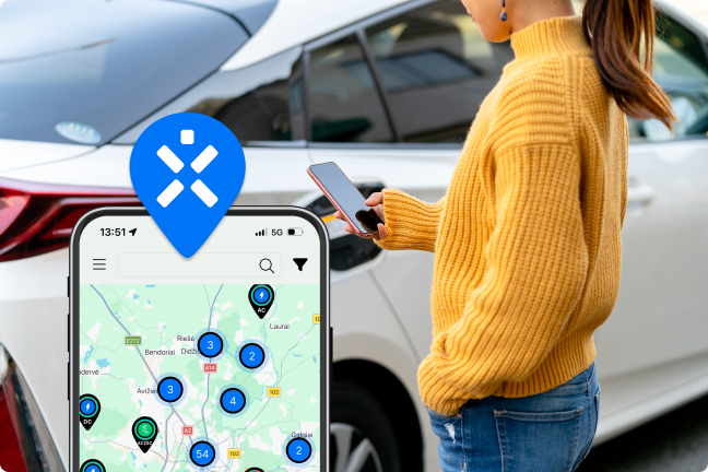 Moteris naudojasi Ignitis ON programėle, kurioje matomas įkrovimo žemėlapio langas.