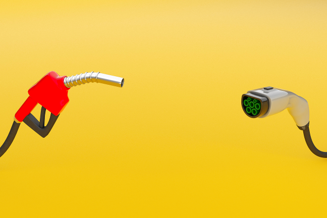 Degalų pistoletas ir elektromobilio įkrovimo jungtis.