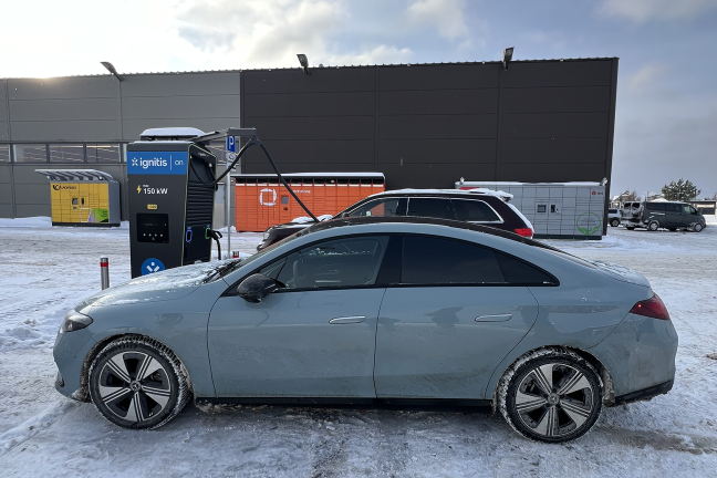 Mercedes-Benz CLA elektromobilis įkraunamas itin greitoje Ignitis ON įkrovimo stotelėje