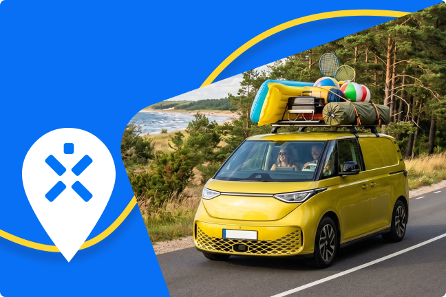 Vyras ir moteris keliauja geltonu elektromobiliu Baltijos šalyse, susikrovę daiktus ant elektromobilio stogo.