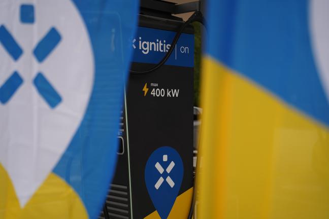 Ignitis ON įkrovimo stotelė tarp Ignitis ON vėliavų