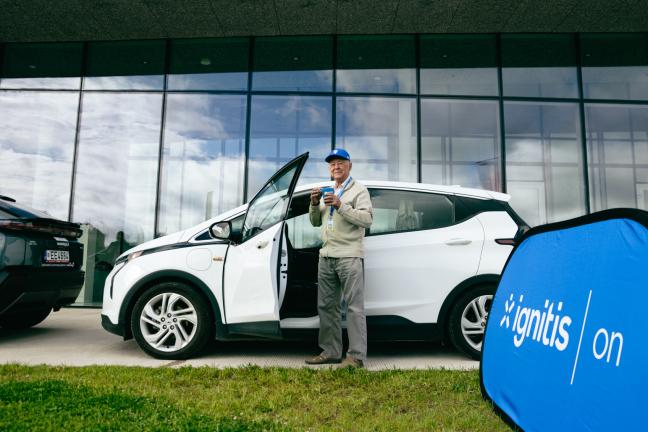 Senjoras su savo elektromobilio Ignitis ON varžybų starte