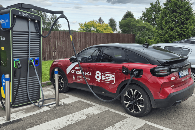 Citroën ë-C4 MAX elektromobilis įsikrauna Ignitis ON greito įkrovimo stotelėje.