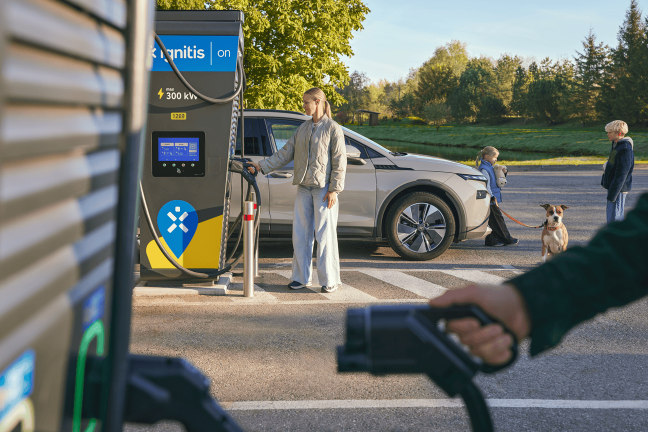 Žmonės įsikrauna elektromobilius Ignitis ON itin greito įkrovimo stotelėse.