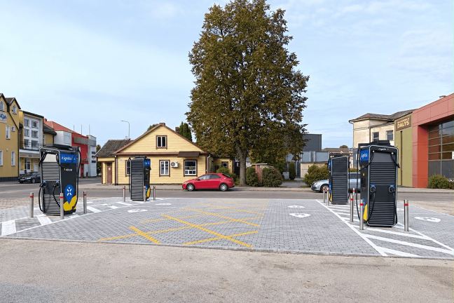 „Ignitis ON“ itin greito elektromobilių įkrovimo parkas Utenoje, Kauno g.