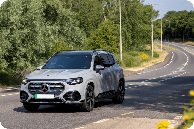 „Mercedes-Benz GLB“ elektromobilis važiuojantis keliu.