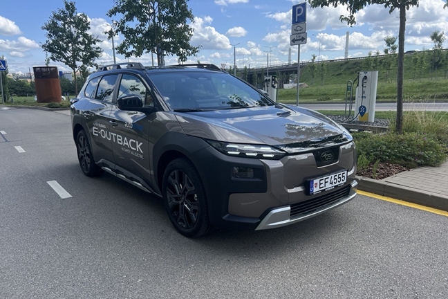 „Subaru E-Outback“ elektromobilis.