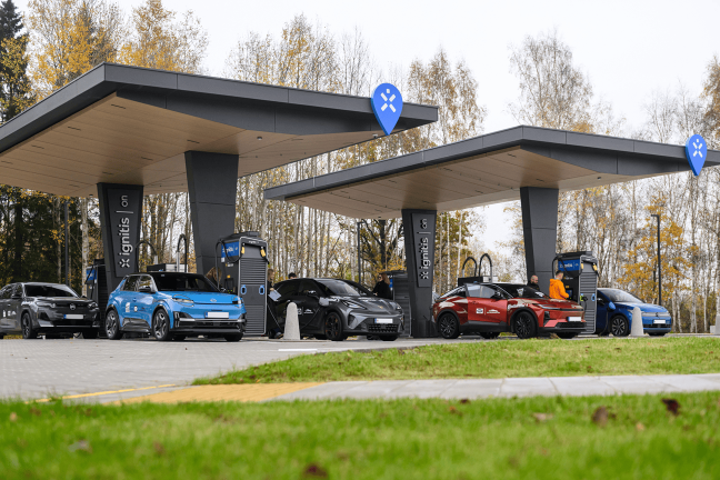 Vėjukų elektromobilių įkrovimo parkas magistralėje A1 Vilnius–Kaunas–Klaipėda.