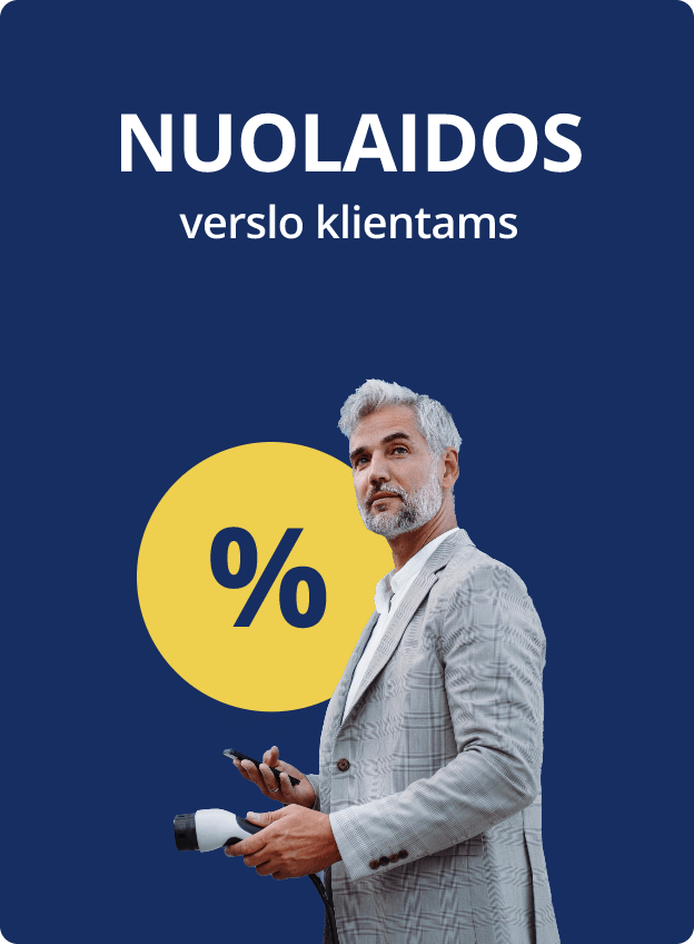 Verslininkas kraunasi elektromobilį su nuolaida
