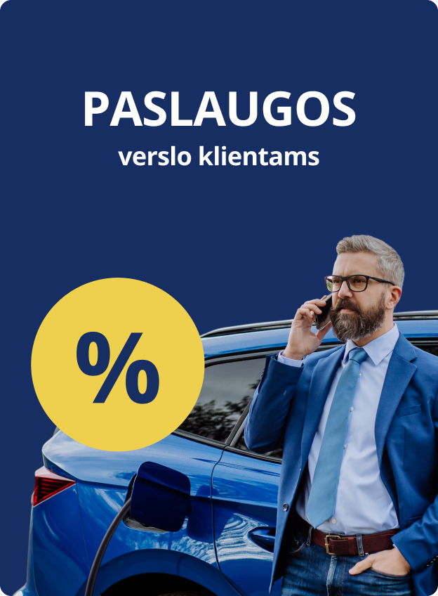 Paslaugos verslo klientams. Verslininkas kraunasi elektromobilį Ignitis ON tinkle su nuolaida ir kalba mobiliu telefonu.
