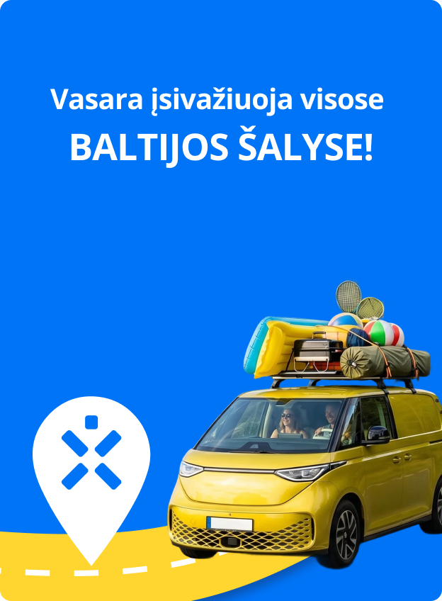 Vasara įsivažiuoja visose Baltijos šalyse! Vyras ir moteris keliauja geltonu elektromobiliu Baltijos šalyse, susikrovę daiktus ant elektromobilio stogo.